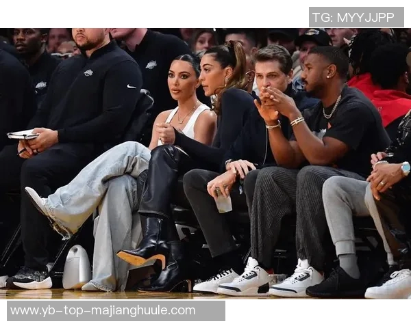 WNBA球星里斯携维密内衣展现完美身材引发时尚热潮 WNBA球星里斯携维密内衣展现完美身材引发时尚热潮