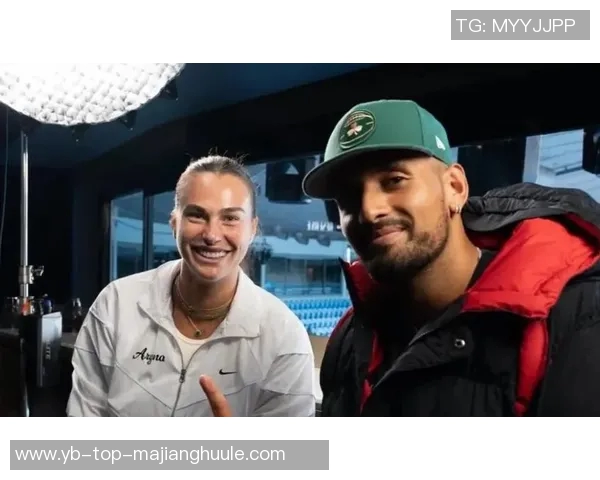 大罗携妻子现场观战网球性别大战与萨巴伦卡克耶高斯亲密合影留念